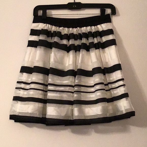 🍒NWOT Black&White Stripe Skirt - Picture 3 of 3